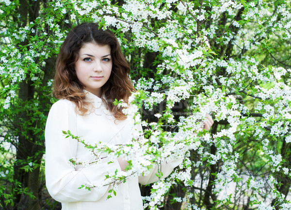 Giovane ragazza primavera giardino ritratto giovani bruna Foto d'archivio © Es75