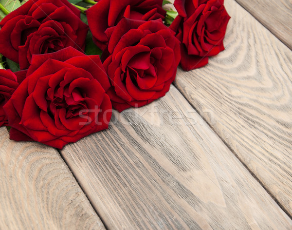 Fraîches roses rouges bois mariage amour rose Photo stock © Es75