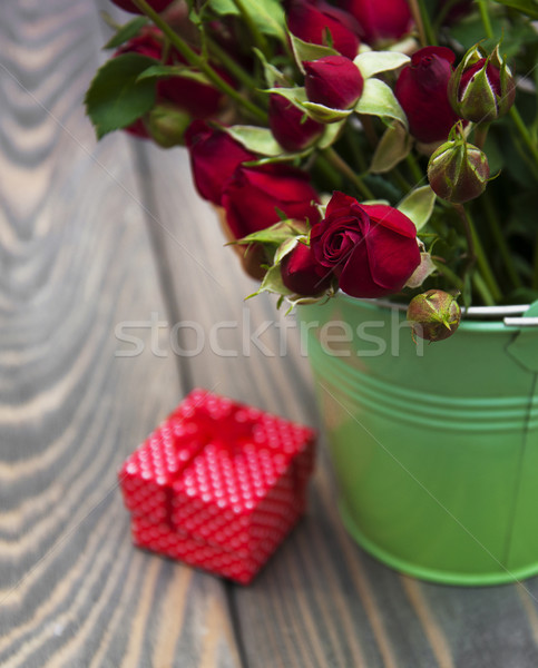 Foto stock: Rosas · rojas · caja · de · regalo · papel · aumentó · corazón