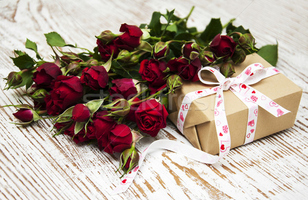 Roses rouges coffret cadeau bois fleurs rose coeur [[stock_photo]] © Es75