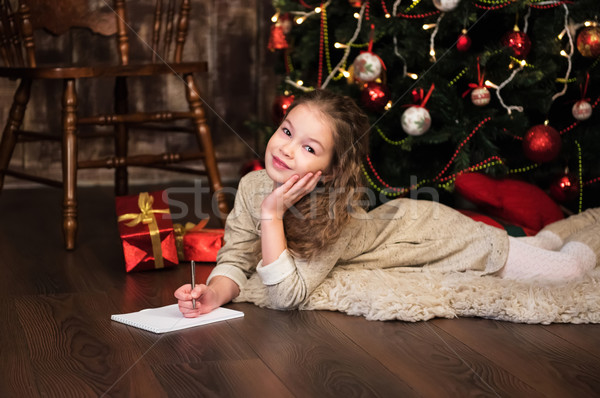 Ragazza lettera albero di natale albero faccia Foto d'archivio © Es75