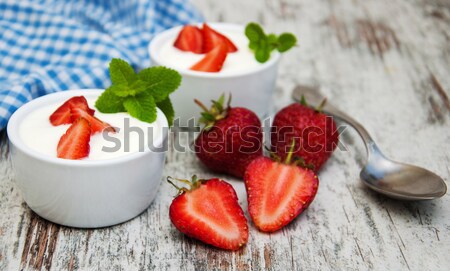 Fragola yogurt fresche fragole vecchio legno Foto d'archivio © Es75