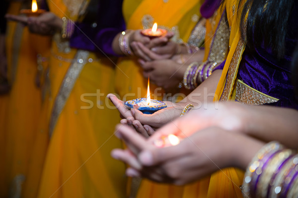 Lumânări henna fete petrecere mână Imagine de stoc © esatphotography