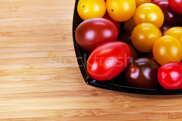 Сток-фото: помидоров · черный · пластина · деревянный · стол · древесины · лет