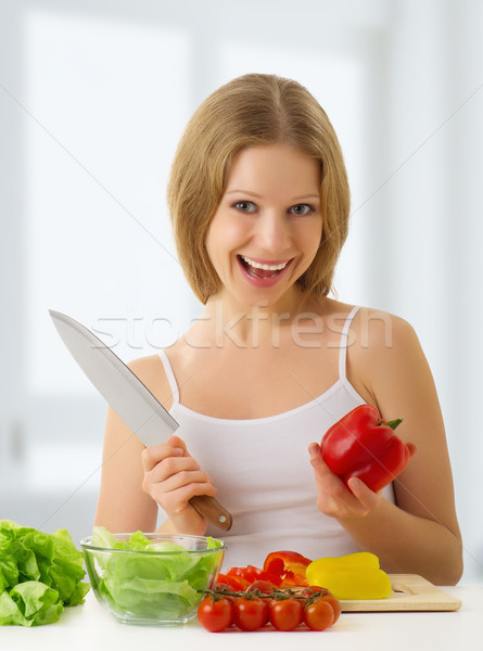 [[stock_photo]]: Fille · heureuse · nourriture · végétarienne · légumes · cuisine · amusement · heureux