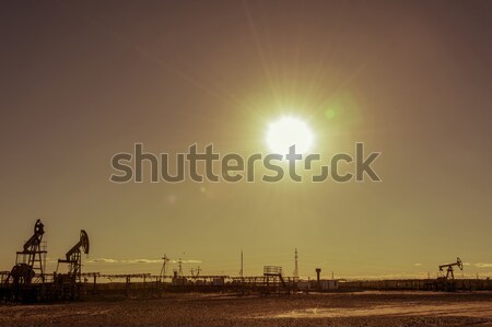 Olajfúró torony csoport olaj naplemente égbolt nap Stock fotó © EvgenyBashta