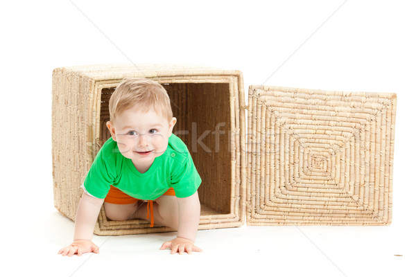 Foto stock: Pequeno · menino · dentro · caixa · branco · negócio