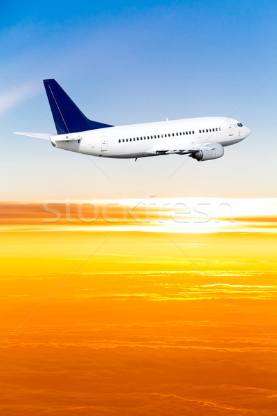 Avion cer apus plan albastru răsărit Imagine de stoc © EwaStudio