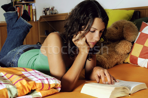 Lectură carte frumos pat femei Imagine de stoc © fahrner