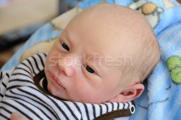 Sceptic copil tineri drăguţ uita ochi Imagine de stoc © fahrner