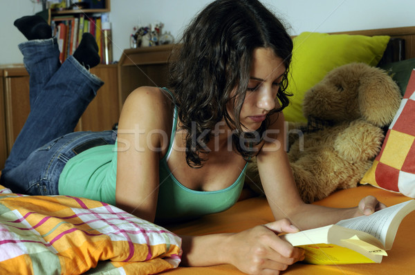 Lectură carte frumos pat femei Imagine de stoc © fahrner