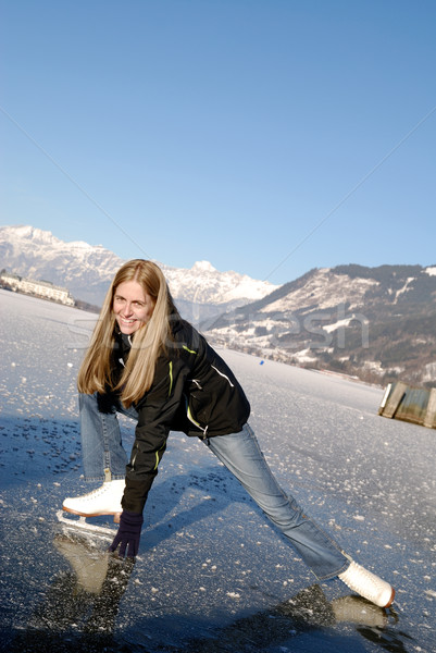 Mulher patinação artística mulher jovem congelada lago Foto stock © fahrner