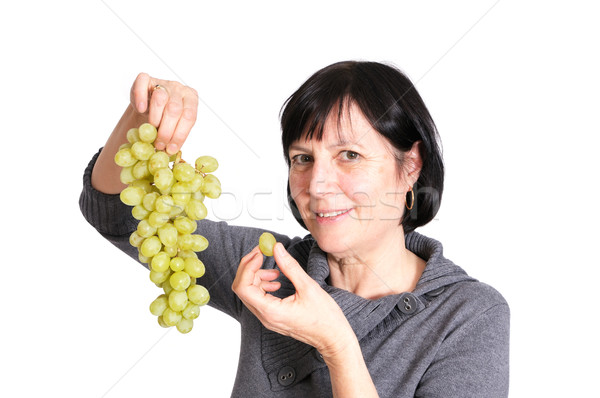 Aposentados mulher alimentação uvas saudável senior Foto stock © fahrner