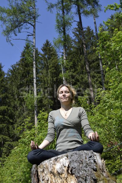 Meditaţie meditativ pădure fată femei Imagine de stoc © fahrner