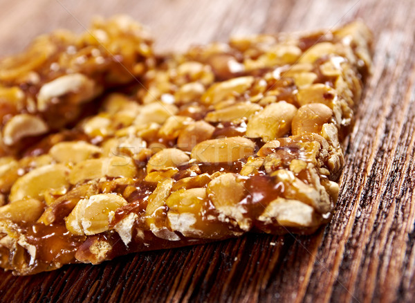 Foto stock: Maní · dulce · mesa · de · madera · fondo · blanco · postre