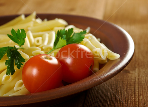 Macaroane paste masa de lemn fotografie tomate Imagine de stoc © fanfo
