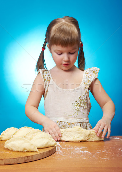 Kleines Mädchen Kneten lächelnd Küche pie Stock foto © fanfo