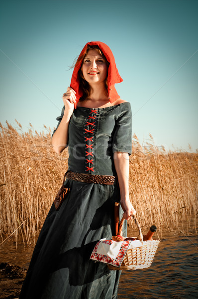 Czerwony jazda konna dziewczyna średniowiecznej sukienka kobieta Zdjęcia stock © fanfo
