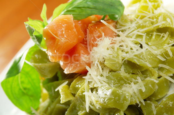 Makarna tagliatelle pesto sos fesleğen somon Stok fotoğraf © fanfo