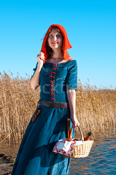 Czerwony jazda konna dziewczyna średniowiecznej sukienka kobieta Zdjęcia stock © fanfo