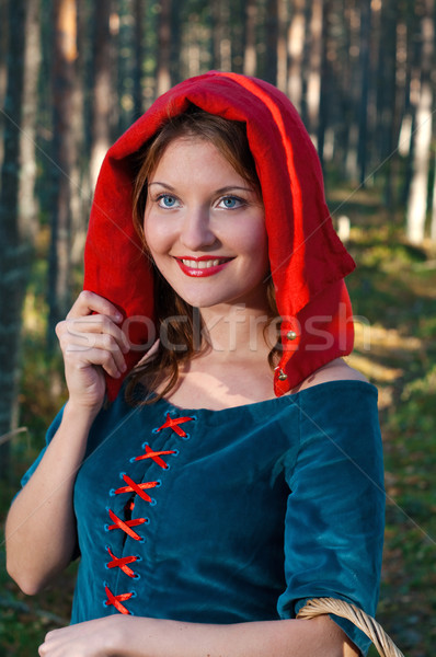 Czerwony jazda konna stałego drewna piękna dziewczyna średniowiecznej Zdjęcia stock © fanfo