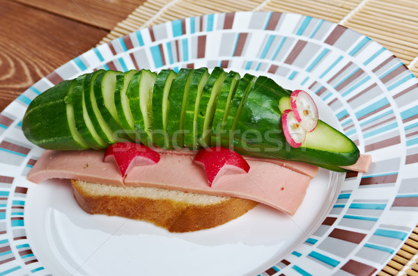 Krokodil sandwich worst komkommer ontbijt voedsel Stockfoto © fanfo