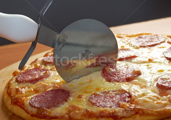 Făcut în casă pizza pepperoni cuţit tăiat brânză Imagine de stoc © fanfo
