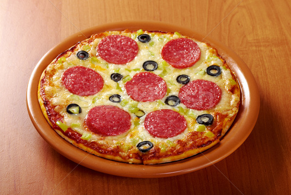 家 比薩 意大利辣味香腸 奶酪 午餐 快 商業照片 © fanfo