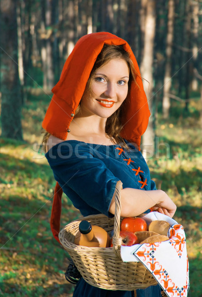 Czerwony jazda konna stałego drewna piękna dziewczyna średniowiecznej Zdjęcia stock © fanfo