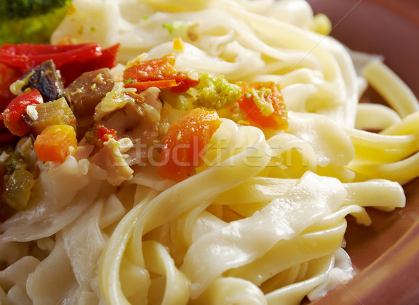 Tyúk tészta tagliatelle csirkemell zöldségek konyha Stock fotó © fanfo