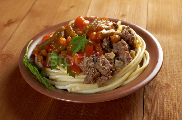 Pasta carne salsa di pomodoro vegetali tavolo in legno ristorante Foto d'archivio © fanfo