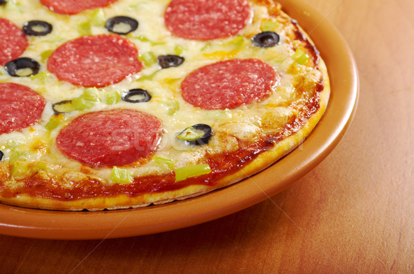 Maison pizza pepperoni fromages déjeuner rapide [[stock_photo]] © fanfo