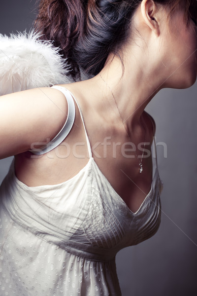 Fliegen weg Mädchen tragen weiß top Stock foto © fatalsweets