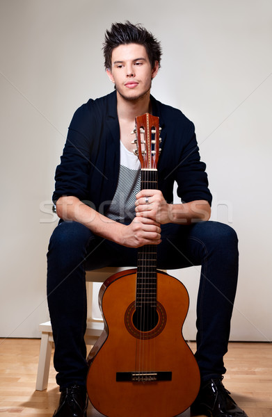 молодые музыканта молодым человеком играет гитаре Сток-фото © fatalsweets
