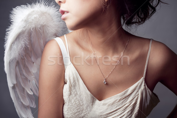 Fliegen weg Mädchen tragen weiß top Stock foto © fatalsweets