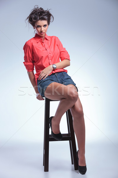 Stok fotoğraf: Gündelik · genç · kadın · sandalye · tam · uzunlukta · fotoğraf · oturma