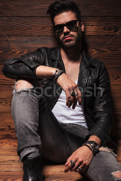 Dramatic modă om ochelari de soare şedinţei Imagine de stoc © feedough