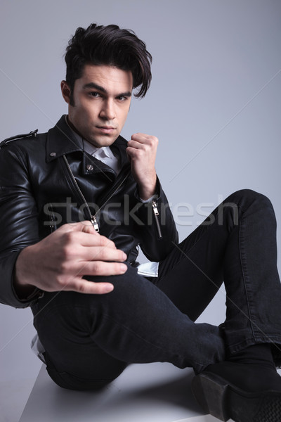 Jeunes mode homme séance jambes croisées gris [[stock_photo]] © feedough