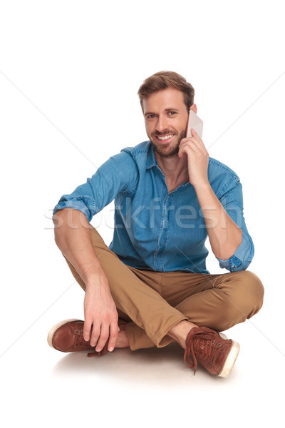 Foto stock: Sonriendo · sentado · casual · hombre · teléfono · blanco