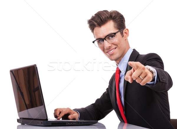 Foto stock: Homem · de · negócios · indicação · trabalhando · laptop · vista · lateral · inteligente