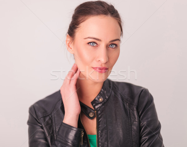 Mujer chaqueta de cuero mano cuello Foto stock © feedough