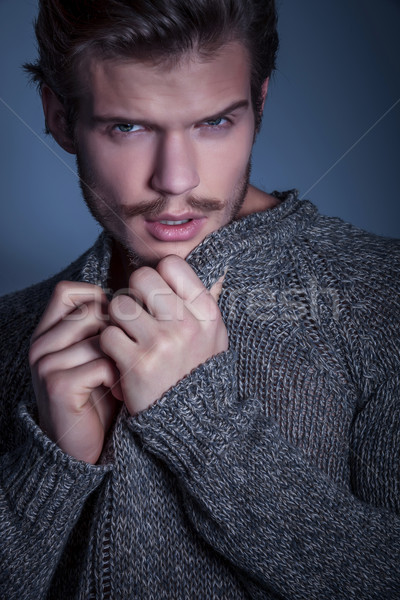 Geheimnisvoll Schönheit Mann Pullover posiert Stock foto © feedough
