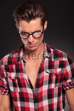 Foto stock: Enojado · casual · joven · gafas · negro