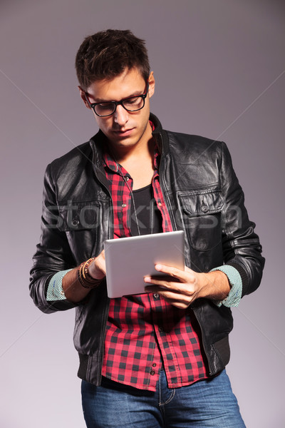 Jóvenes casual hombre gafas de trabajo tableta Foto stock © feedough