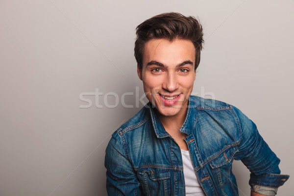Porträt lächelnd junger Mann Jeans Jacke Stock foto © feedough