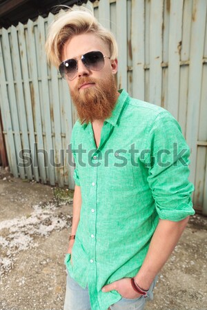 Foto stock: Jovem · barbudo · homem · olhando · casual