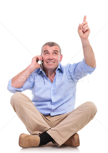 Lezser idős férfi pontok felfelé telefon idős Stock fotó © feedough