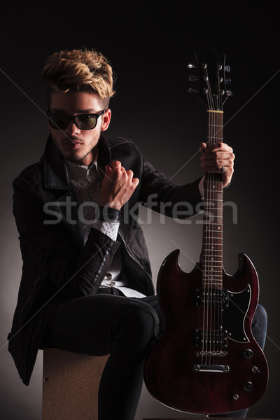 Sérieux guitariste lunettes de soleil séance Photo stock © feedough