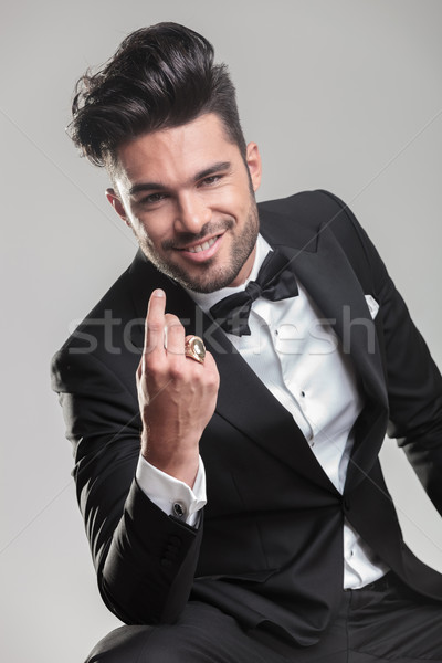 élégant jeune homme souriant caméra séance [[stock_photo]] © feedough