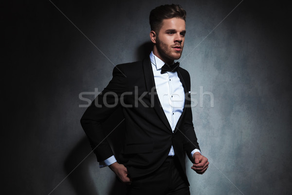 Stockfoto: Elegante · man · kant · permanente · zwarte